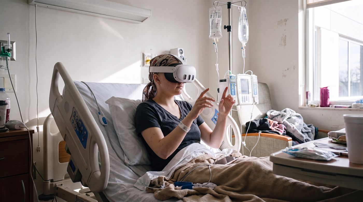 Paciente de oncología con visor VR durante la quimioterapia